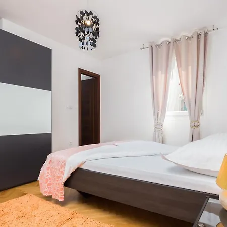 Free Private Garage Split