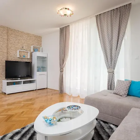 Free Private Garage Appartement *